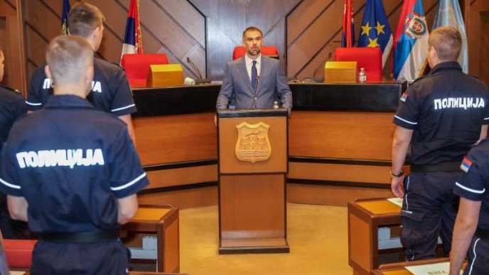 Policija u klupama Skupštine
